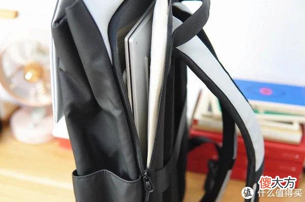 【就爱时尚】地平线8号MOMENT系列双肩包体验：轻奢有范、量大多能、易背负
