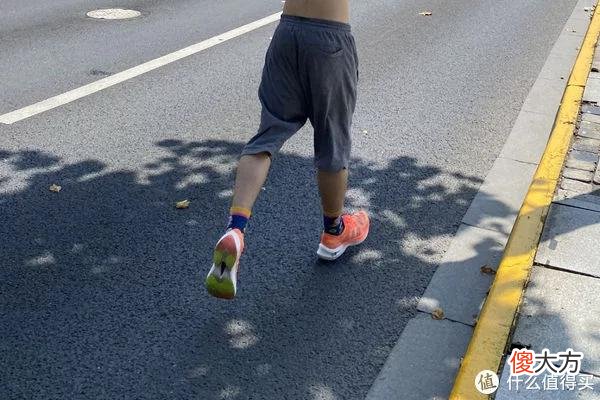 【时尚一点】还挺好驾驭的咕咚42K造风者全掌碳板跑鞋