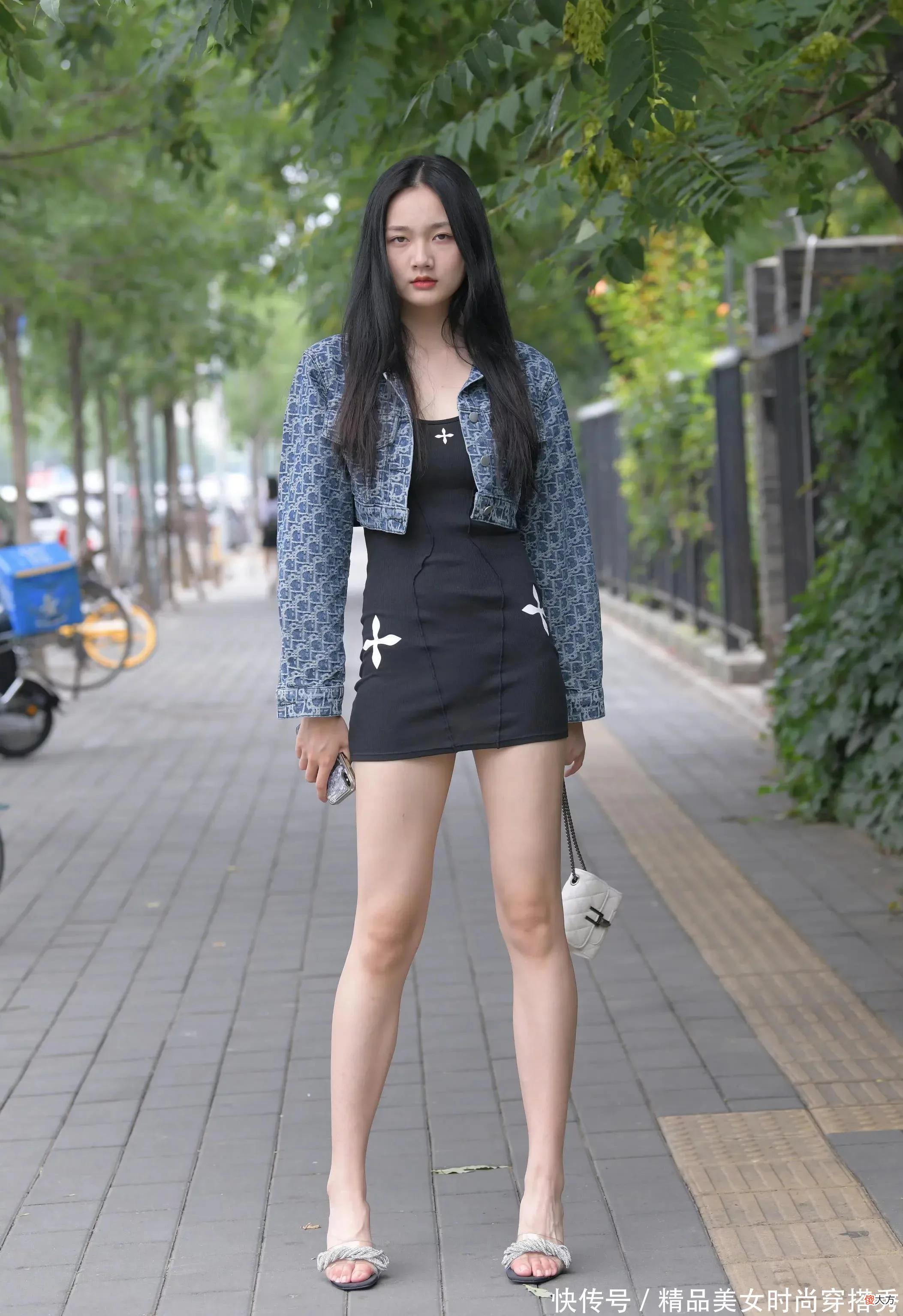 【时尚一点】街拍美图 黑色紧身连衣裙穿搭的小姐姐