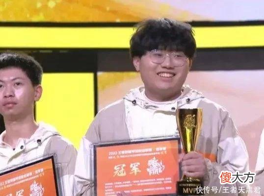 【游戏迷】MD甜甜珂首发大战北京WB，对位KGL的FMVP很吃力，阿豆重回赛场