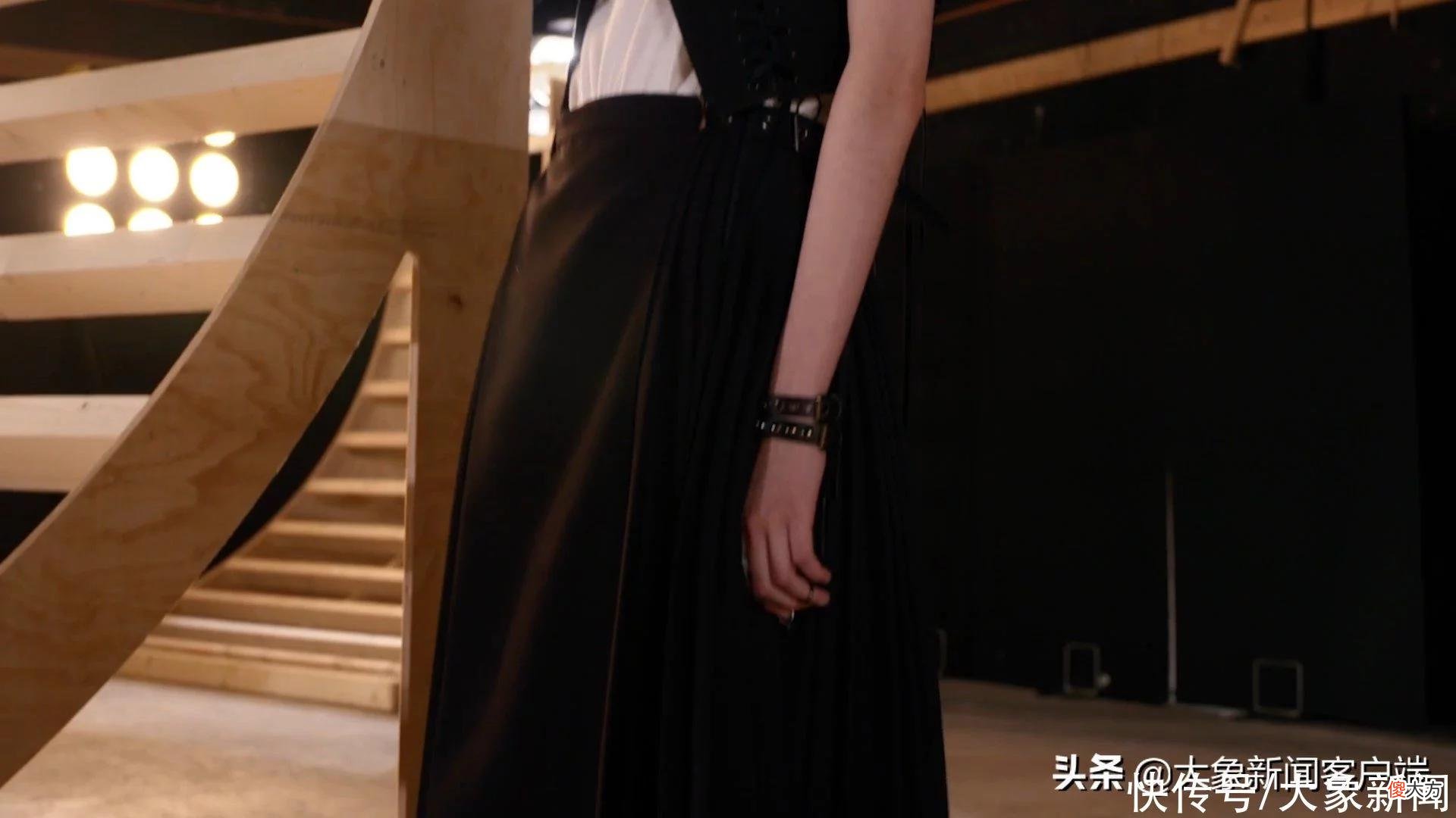 【时尚一点】迪奥被指抄袭中国马面裙，中国官网已下架，国外仍在售