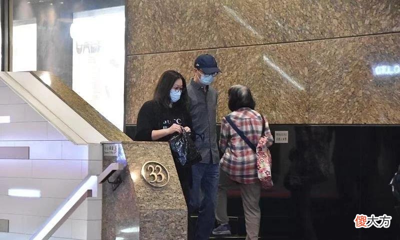 【就爱时尚】看似低调的伏明霞，衣服原来这么贵，穿万元鞋出门比郭晶晶高调啊