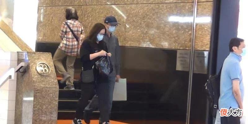 【就爱时尚】看似低调的伏明霞，衣服原来这么贵，穿万元鞋出门比郭晶晶高调啊