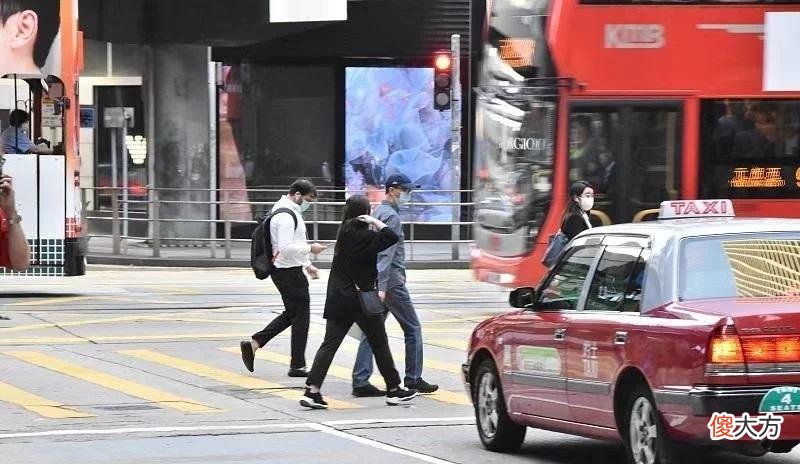 【就爱时尚】看似低调的伏明霞，衣服原来这么贵，穿万元鞋出门比郭晶晶高调啊