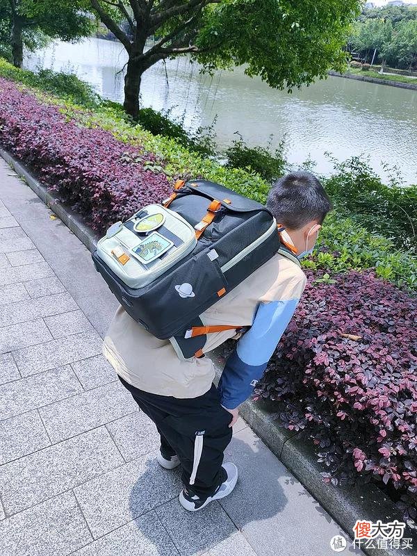 【就爱时尚】2022蜡笔推荐 篇三十五：开学前的小学生书包推荐——健康、时髦、舒适、高颜值儿童护脊书包