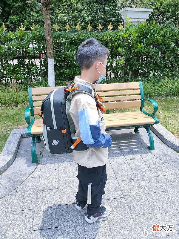 【就爱时尚】2022蜡笔推荐 篇三十五：开学前的小学生书包推荐——健康、时髦、舒适、高颜值儿童护脊书包