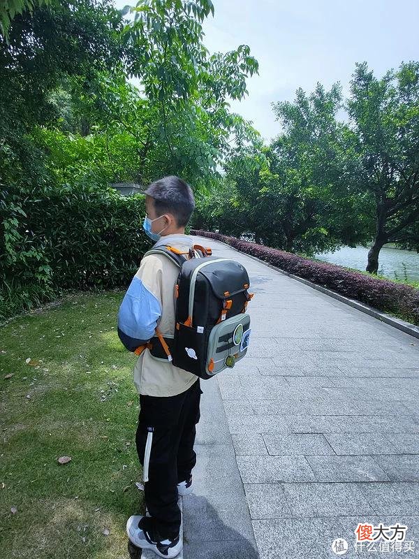 【就爱时尚】2022蜡笔推荐 篇三十五：开学前的小学生书包推荐——健康、时髦、舒适、高颜值儿童护脊书包