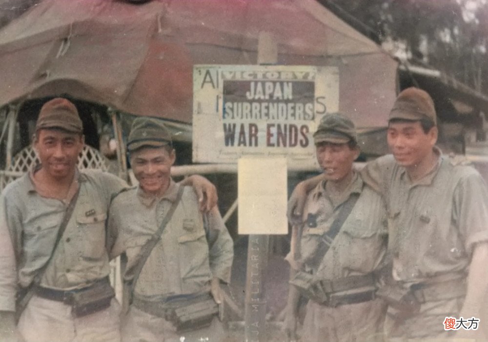 【爱历史】老照片:坐在爱因斯坦大腿上的女子,给德军发烟的苏联军官