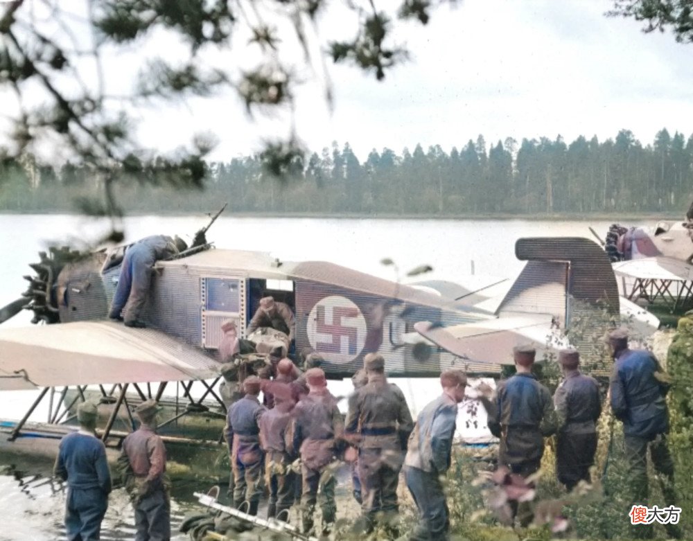 【爱历史】老照片:坐在爱因斯坦大腿上的女子,给德军发烟的苏联军官