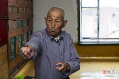 【历史故事】腰缠80斤炸药炸碉堡,功成后回家务农,今已106岁,身体还很硬朗