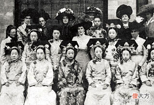 【历史故事】真实的晚清：这才是真正大官妻妾照片，正妻和小妾一眼就能分出来!