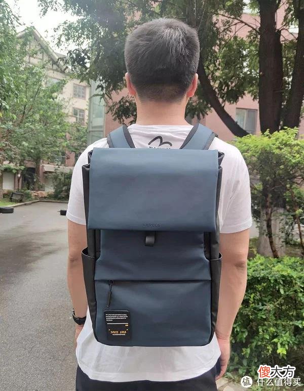 【时尚一点】家里人的服饰鞋包 篇八：地平线8号MOMENT双肩电脑包，帮老男人显得年轻那么一点点儿
